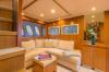 Yachtcharter predator 108 4cab salon