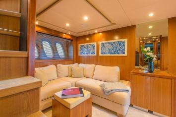 Yachtcharter predator 108 4cab salon