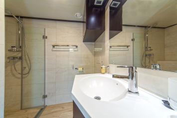 Yachtcharter Navilux 6cab bathroom