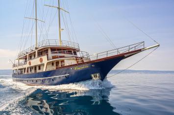 Yachtcharter Gulet luna 8cab front
