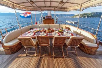 Yachtcharter Gulet libra 6cab cockpit