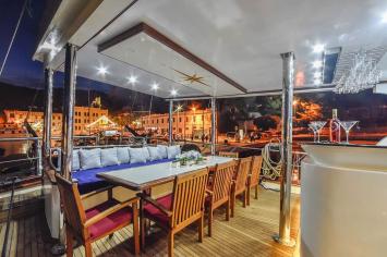 Yachtcharter Gulet luka 3cab cockpit