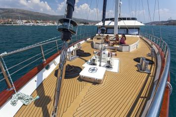 Yachtcharter Navilux 8