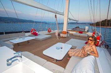 Yachtcharter Navilux 10
