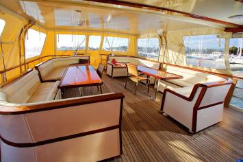 Yachtcharter Gardelin Sailing 7cab cocpit