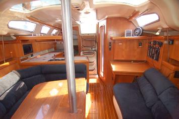 Yachtcharter Hunter 386 2cab salon