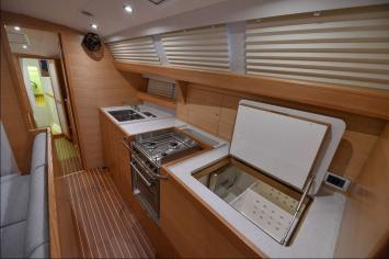 Yachtcharter Ovni 445 4cab pantry