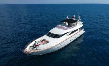 Yachtcharter Mochi Craft 85 4cab top