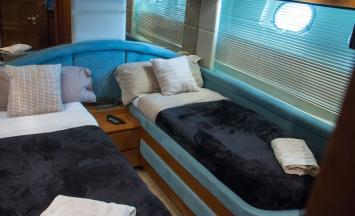 Yachtcharter Mochi Craft 85 4cab bed