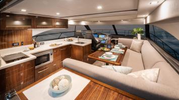 Yachtcharter Riviera 48 3cab pantry