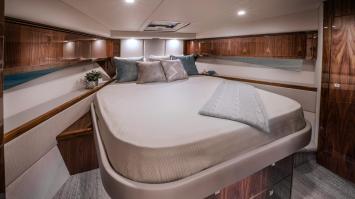 Yachtcharter Riviera 48 3cab cabin