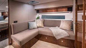 Yachtcharter Riviera 48 3cab salon