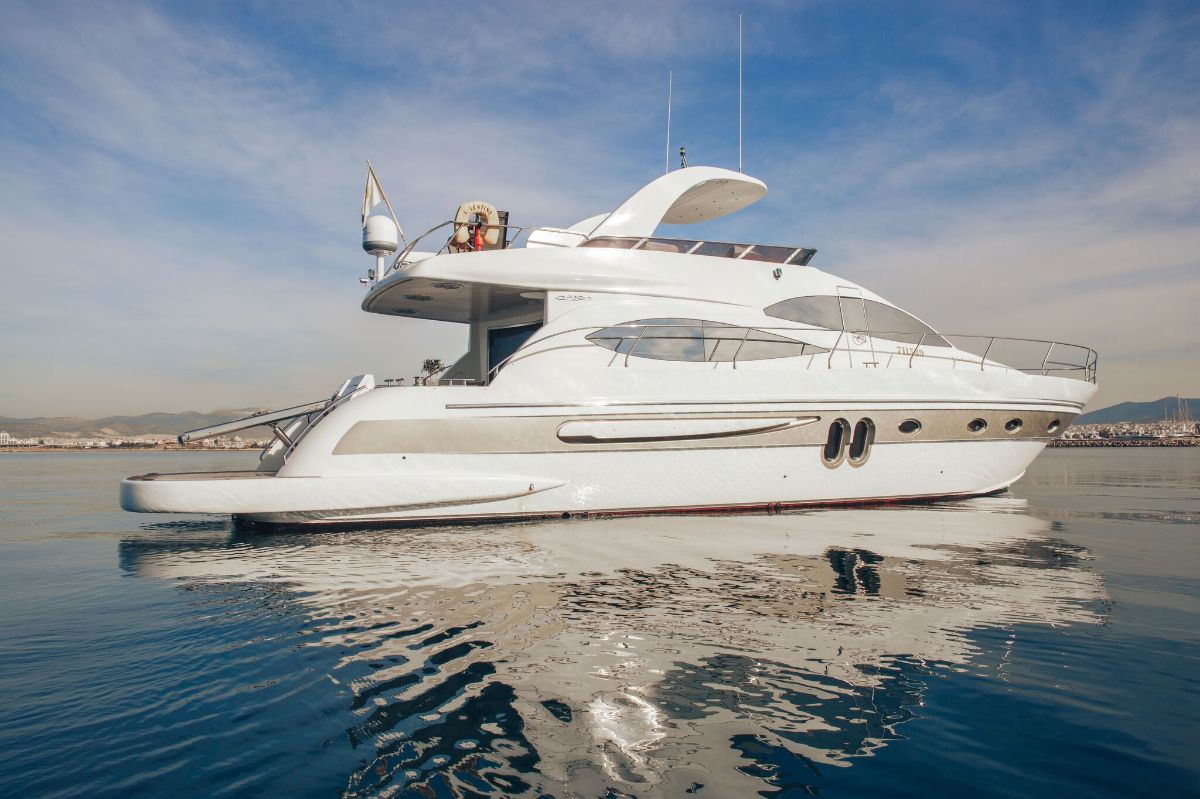 Yachtcharter PR Marine 62 3cab side