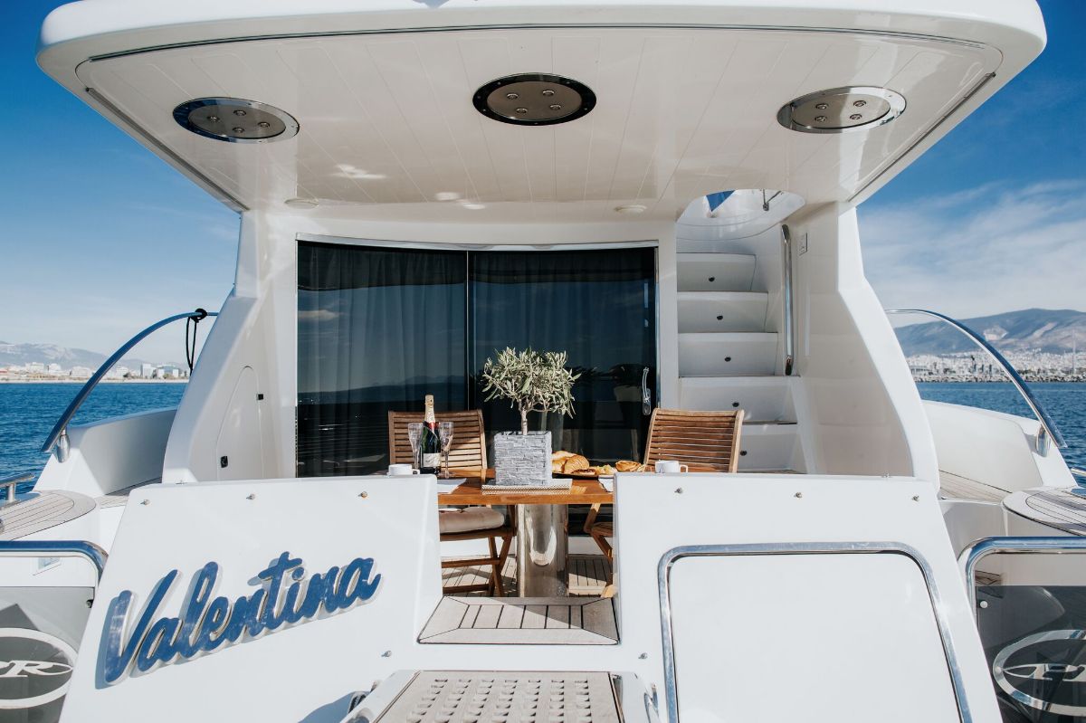 Yachtcharter PR Marine 62 3cab back