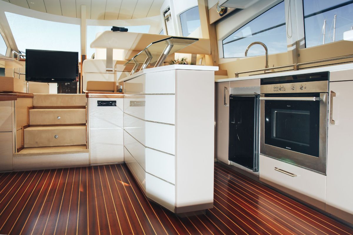 Yachtcharter PR Marine 62 3cab pantry