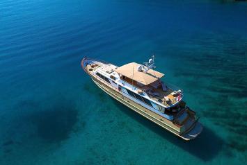 Yachtcharter Broward 30m 3cab back