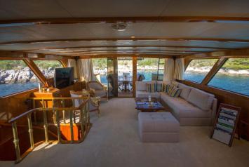 Yachtcharter Broward 30m 3cab salon