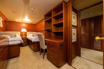 Yachtcharter Broward 30m 3cab bed
