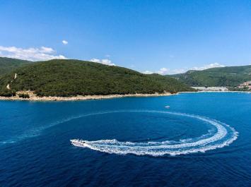 Yachtcharter Bluline 23 sundeck 1cab side