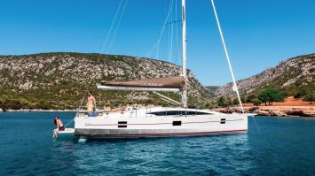 Yachtcharter Azuree 41 3cab side