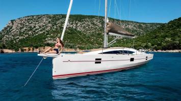 Yachtcharter Azuree41 3cab front