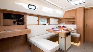 Yachtcharter Azuree41 3cab salon