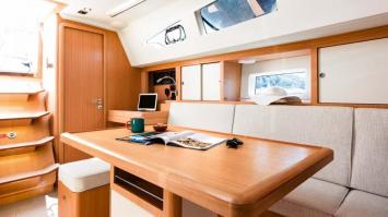 Yachtcharter Azuree41 3cab inner