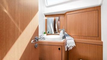 Yachtcharter Azuree41 3cab bathroom