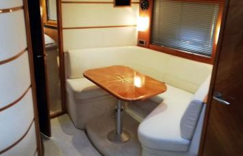 Yachtcharter focus power 44 hard top 2cab salon