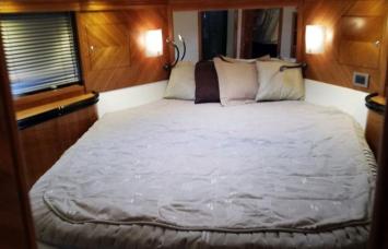 Yachtcharter focus power 44 hard top 2cab cabin