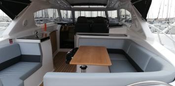Yachtcharter focus power 44 hard top 2cab cockpit