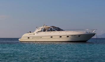 Yachtcharter Gianetti 55 sports 3cab side