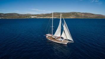 Yachtcharter Perrinita 5cab top