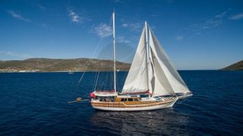 Yachtcharter Perrinita 5cab outer