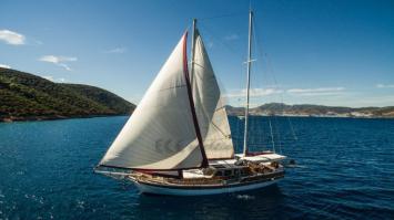 Yachtcharter Perrinita 5cab side