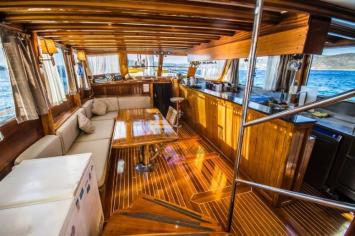 Yachtcharter Perrinita 5cab salon