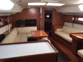 Yachtcharter Beneteau 49 3cab salon