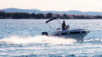 Yachtcharter BlueMax 550 open side