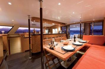 Yachtcharter Galathea 65 5cab salon