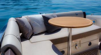 Yachtcharter Invictus 280 TT 1cab salon
