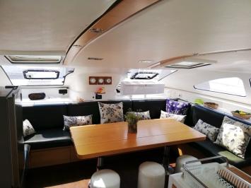 Yachtcharter Nautitech 482 4cab salon