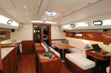 Yachtcharter Oceanis 50 Family 5cab salon