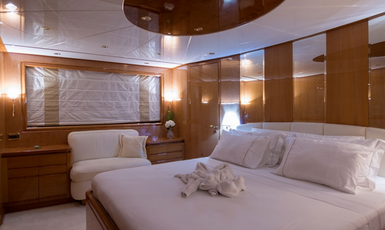 Yachtcharter Posillipo Technema 80 4cab cabin