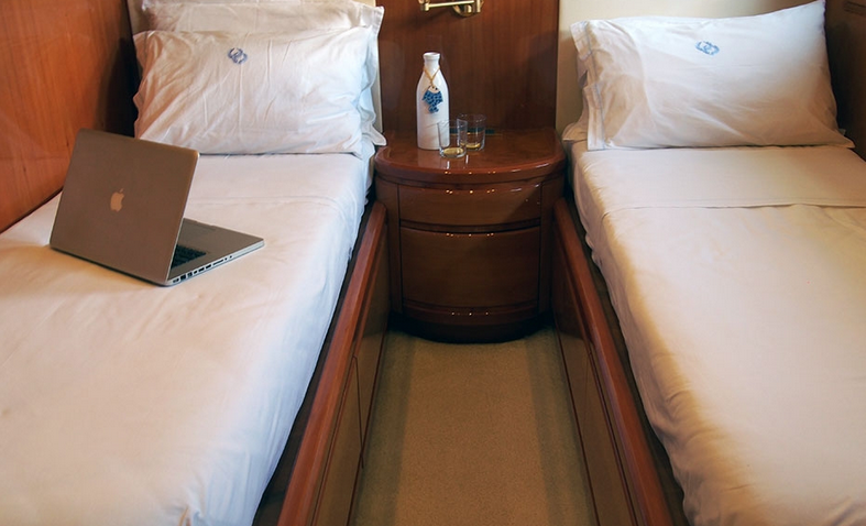 Yachtcharter Posillipo Technema 80 4cab bed