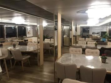 Yachtcharter Swallow 18cab salon