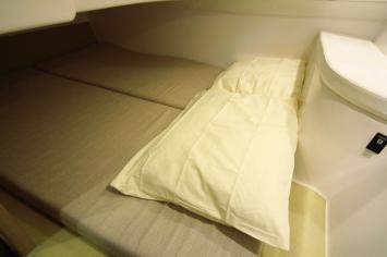 Yachtcharter mirakul 30 hard top 2cab cabin