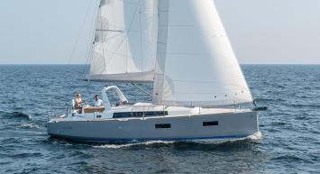 Yachtcharter Oceanis 38 3cab side