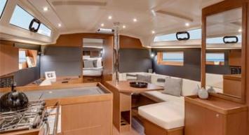 Yachtcharter Oceanis 41 3cab salon