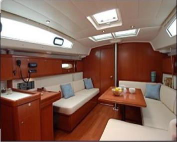 Yachtcharter Oceanis 43 Family 4cab salon