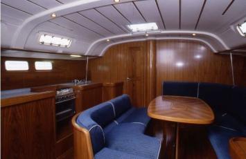 Yachtcharter Oceanis 440 4cab salon